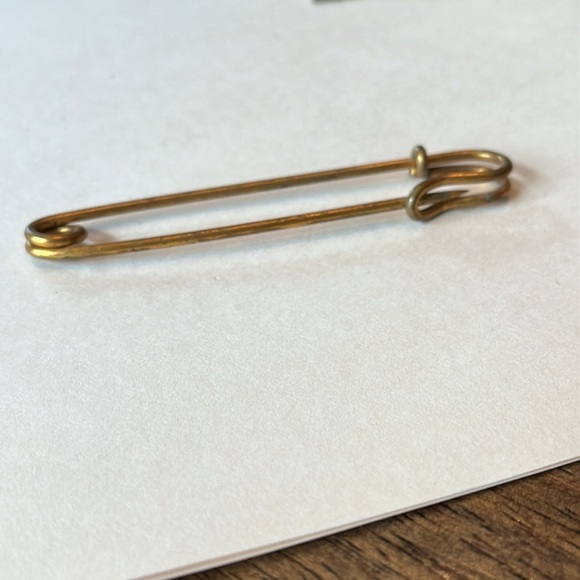 UNUSUAL VINTAGE LAUNDRY  HORSE BLANKET  DUFFLE BAG  UTILITY PIN - 4" LONG - Picture 2 of 8